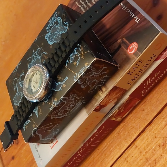 Vintage Avon Leo Sweet Honesty Perfume Bottle Watch  Kate Emerson Books - Picture 10 of 10